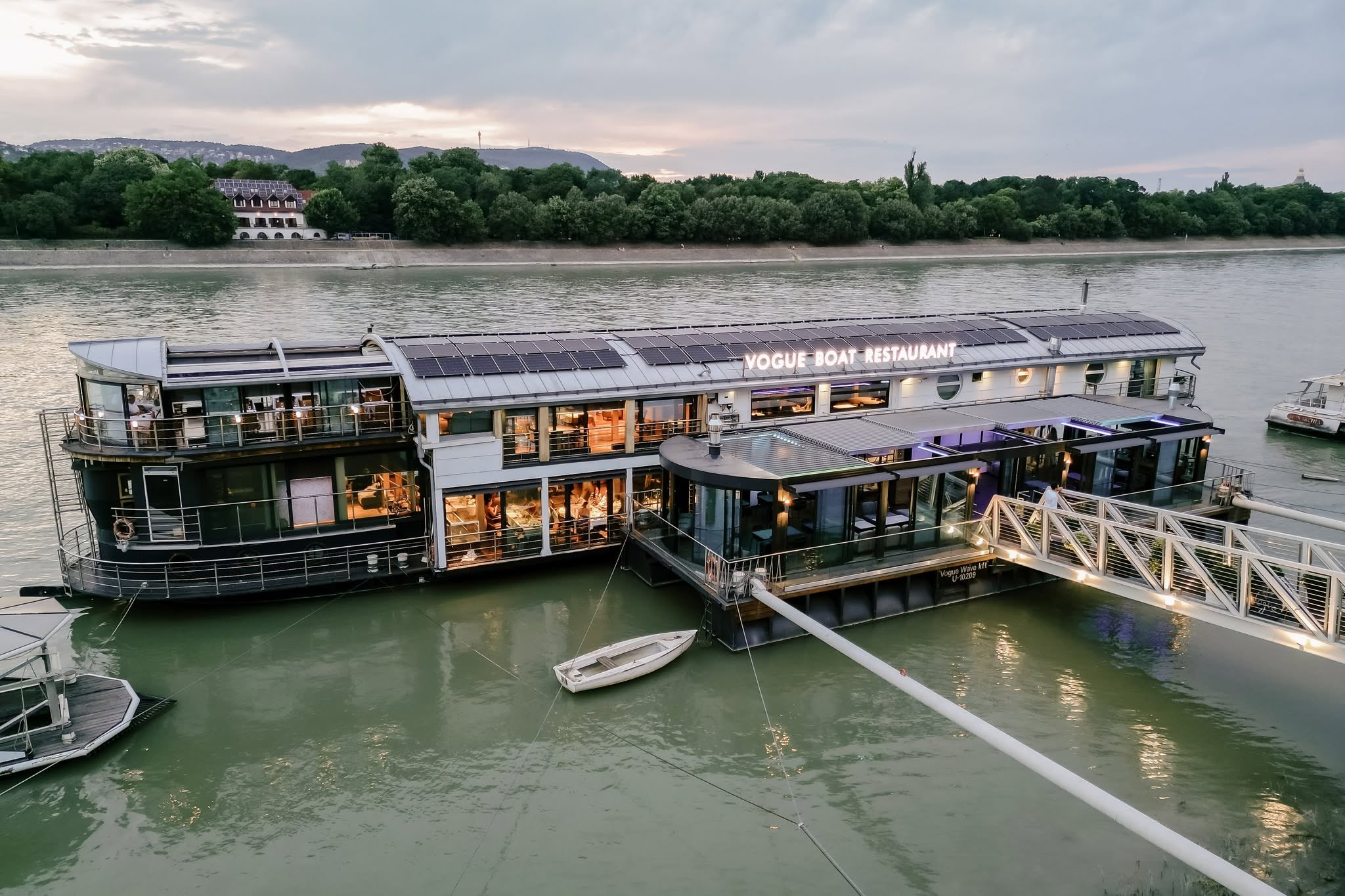 A Vogue Boat Restaurant a Duna felől, alkonyatkor